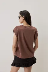 Remera sin mangas bordó con hombreras marcadas y cuello redondo.