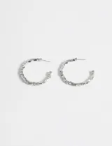 Par de aros plateados tipo argolla, formados por cuentas cúbicas metálicas.