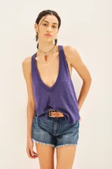 Musculosa de moldería holgada, color morado, con escote pronunciado en V y terminaciones al corte en el ruedo.