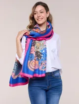 Pashmina rectangular de satén con acabado brillante y caída fluida, con un diseño de estampa gráfica multicolor en toda la superficie y terminaciones con dobladillo fino.