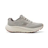 Championes deportivos Skechers Go Run Consistent 3 Rushline, color gris con suela blanca y detalles en marrón. Cuentan con capellada de malla técnica transpirable, amortiguación reactiva y diseño slip-ins con cordones.