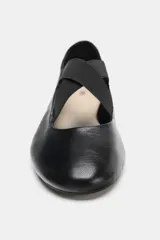 Bailarina plana confeccionada en piel, con diseño de punta redonda y tiras elásticas cruzadas en el empeine.