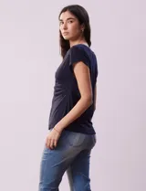 Remera de lino color negro, marca Zac & Rachel. Escote en V con abertura y botones. Delantera con frunce.