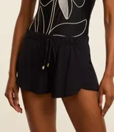 Short de playa verde oliva con cintura elastizada ajustable con cordón. Diseño cruzado en el frente.