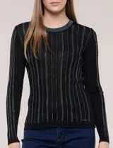 Blusa de punto acanalado fino, color negro, con ajuste al cuerpo, escote a la base y mangas largas. Cuenta con apliques de strass dispuestos en líneas verticales paralelas en el frente y las mangas, además de una vista decorada con estrás brillantes en el escote.