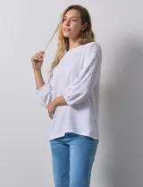 Blusa amarilla texturada con escote redondo y mangas 3/4 con puño elastizado. Aplique de broderie en escote y mangas. Marca Ruby Rd.