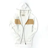 Campera con capucha color blanco y franja horizontal color durazno en el pecho.