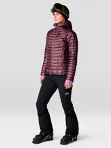 Campera puffer ultraligera de Mountain Hardwear, modelo Ghost Whisperer, en color bordó. Presenta diseño acolchado con costuras horizontales, cierre frontal completo, capucha integrada y bolsillos laterales con cierre. Incluye puños con ajuste elástico y aislamiento térmico de alta calidad.