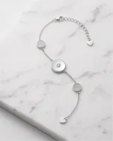 Pulsera de plata italiana 925 con cadena de eslabones finos, presenta dos dijes circulares, uno con incrustación de nácar y centro de circonia, y otro pequeño con pavé de circonias. Incluye cadena de alargue con dije final en forma de corazón.