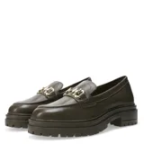 Mocasines de cuero color oliva con suela track dentada y detalle de hebilla metálica dorada en el empeine.