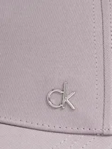 Gorra de béisbol color lila con logo metálico de Calvin Klein en el lateral.
