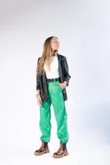 Pantalón de mujer color verde brillante, de corte holgado y tiro alto, con bolsillos laterales y cintura elástica.