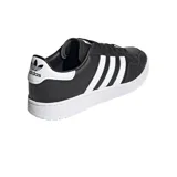 Championes Adidas Team Court de estilo urbano, color negro con las tres bandas laterales y detalle en el talón en color blanco. Presentan una suela de goma blanca con el logo de la marca grabado en el lateral.