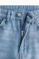 Jean de corte recto y tiro alto en denim celeste claro, con diseño clásico de cinco bolsillos y cierre frontal con botón y cremallera.