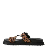 Sandalias planas Miss Carol modelo Funi, con diseño de tiras tipo ojota y capellada con estampa animal print de leopardo. Cuenta con hebilla metálica decorativa ajustable en el empeine y suela dentada de goma negra.