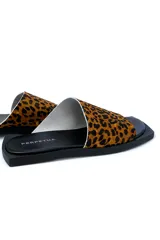 Sandalia de cuero con estampado animal print, capellada, forro y plantilla de cuero.