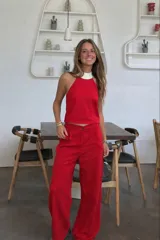 Top halter de algodón rojo con cuello alto contrastante en cuero color champagne.