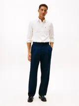Camisa Tommy Hilfiger de corte regular y cuello con botones, confeccionada en puro algodón Oxford con estampado de raya diplomática. Cuenta con bolsillo de parche en el pecho con logo bordado.