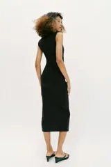 Vestido midi negro con escote asimétrico, sin mangas y detalle de drapeado delantero.