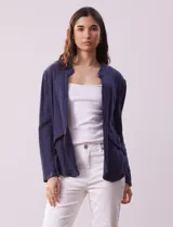 Chaqueta de algodón color azul marino, de manga larga, con bolsillos delanteros simulados y terminaciones desflecadas.