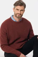 Buzo tejido de punto con escote redondo y textura estructurada. Diseño de manga larga con calce clásico.