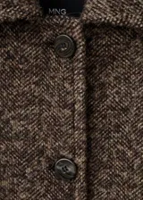 Abrigo recto de mezcla de lana con diseño jaspeado en tonos marrones. Presenta cuello camisero, manga larga, dos bolsillos con solapa en la parte frontal y cierre delantero con botones.