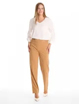Pantalón sastrero de corte recto confeccionado en crepe, con diseño pull-on, apliques metálicos dorados en los laterales y bolsillos simulados.