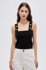 Top de rayón color blanco, de corte ajustado al cuerpo, con escote cuadrado y tirantes anchos decorados con botones metálicos dorados.