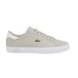 Championes Lacoste modelo Powercourt, color beige con detalles en blanco en el talón y suela. Presenta el logo del cocodrilo bordado en el lateral y cierre con cordones al tono.