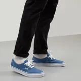 Championes Vans Authentic azules con cordones blancos y suela blanca de goma.