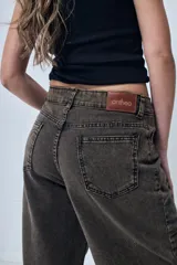 Pantalón de jean gris oscuro, corte ancho y tiro alto.