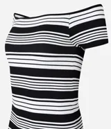 Blusa de poliamida seamless con escote recto hombro a hombro, mangas cortas y patrón de rayas horizontales en blanco y negro.