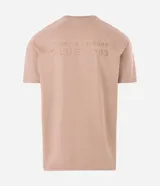 Remera deportiva de hombre con tecnología dry, confeccionada en tejido técnico con textura. Presenta cuello redondo, manga corta y estampa en gel en la espalda con la leyenda Court & Leisure Club 1983.