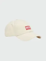 Gorra de béisbol color beige con parche rectangular rojo con el logo de la marca en el frente.