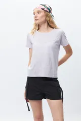 Remera lila de algodón, de manga corta y cuello redondo.