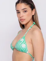 Top de bikini triangular con estampado de flores y ondas en tonos verde y blanco. Tirantes finos para atar en cuello y espalda. Cuenta con forro y copas desmontables.