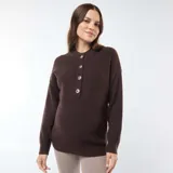 Sweater marrón de tejido de punto, con cuello redondo y cierre parcial con botones metálicos.