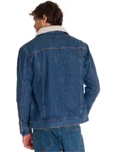 Chaqueta de denim azul con forro interior de sherpa color crema. Presenta cierre frontal con botones metálicos, bolsillos superiores con solapa y bolsillos laterales tipo welt. Incluye etiqueta con logo de la marca en el bolsillo del pecho.