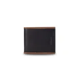 Billetera de cuero vacuno en color negro con detalles de costura y bordes en tono marrón. Cuenta con un diseño clásico, interior con doble compartimento para billetes, visor para documentos, múltiples tarjeteros y bolsillos adicionales.