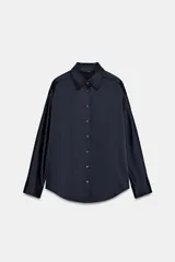 Camisa de manga larga confeccionada en tejido satinado, con cuello solapa, cierre frontal con botones y bajo asimétrico.