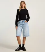 Suéter regular confeccionado en punto leve y con sisa raglán.