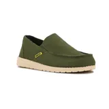 Zapato casual de hombre color verde militar, estilo mocasín, con elásticos laterales y suela beige.