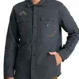 Campera tipo camisa de trabajo Roark, confeccionada en lona de algodón orgánico color gris oscuro. Presenta cierre frontal con botones a presión, dos bolsillos frontales con solapa, paneles reforzados en los codos y detalles bordados sutiles en el pecho y la manga.