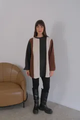 Buzo de viscosa con diseño a rayas verticales rojas y beige, mangas largas abullonadas con puños elastizados.