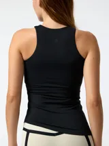 Musculosa negra sin mangas con diseño asimétrico en el cuello, corte ajustado y top interior incorporado.