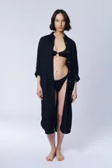 Bombacha de bikini negra con textura acanalada, de corte clásico y diseño cómodo.