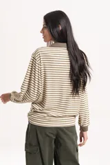 Buzo de punto morley con rayas horizontales color marrón y beige, cuello polo y mangas largas con puños en color marrón liso.