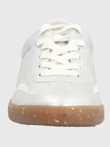 Championes de estilo urbano en color plateado metalizado, con cordones blancos y suela de goma color caramelo con efecto moteado.
