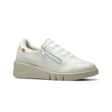 Championes deportivos casuales de cuero negro con diseño slip-on, cierre lateral y suela de plataforma blanca con detalle en negro.