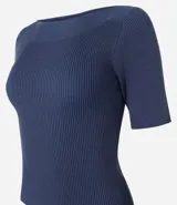 Blusa de punto acanalado en color verde oscuro, con escote bote y mangas cortas. Presenta un diseño ajustado al cuerpo y tejido de textura uniforme.